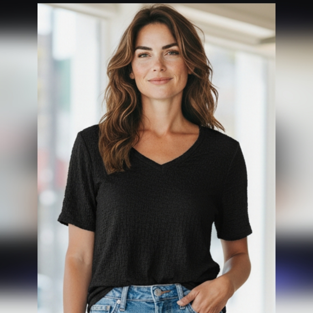Simply Vera Vera Wang Women's Black Textured V-Neck Tee Size-M.